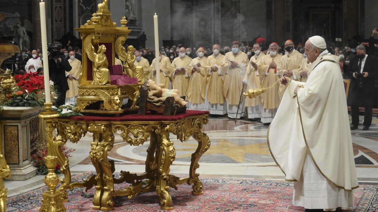 프란치스코 교황이 24일(현지시간) 바티칸 성 베드로 대성당에서 주님성탄대축일 밤 미사를 집전하고 있다. (사진=바티칸뉴스)