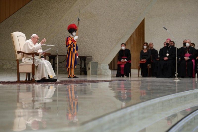프란치스코 교황이 19일(현지시간) 바티칸 바오로 6세 홀에서 일반알현을 진행하고 있다.