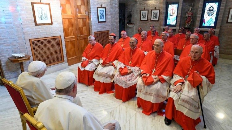 교황과 명예 교황이 새 추기경들과 이야기를 나누고 있다.(바티칸 뉴스)