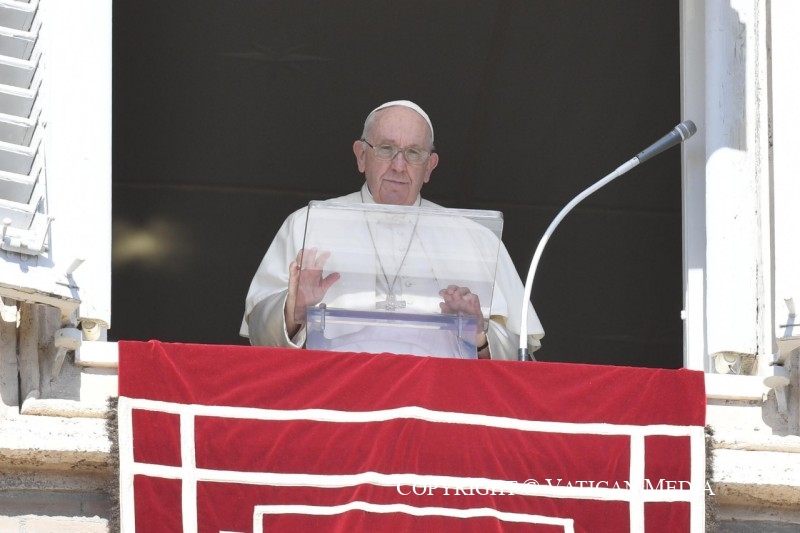 프란치스코 교황이 2일(현지시간) 바티칸 성 베드로 광장에서 주일 삼종기도에 앞서 푸틴 러시아 대통령에게 전쟁 중단을 촉구했다. (사진=교황청 공보국)