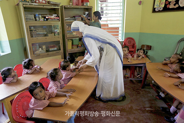 사랑의 선교회 수녀가 콜카타에서 고아들을 돌보고 있다. [콜카타(인도)=CNS]