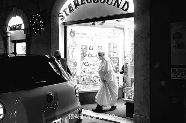 로마 시내에 있는 한 음반가게에서 걸어나오는 프란치스코 교황. 출처=‘로마 리포트’ 기자 하비에르 마르티네스 브로컬의 트위터
