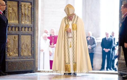 
									프란치스코 교황이 자비의 특별 희년 개막일인 2015년 12월 8일 성 베드로 대성전의 성문을 여는 예식을 거행하고 있다. 【CNS 자료사진】 
								
