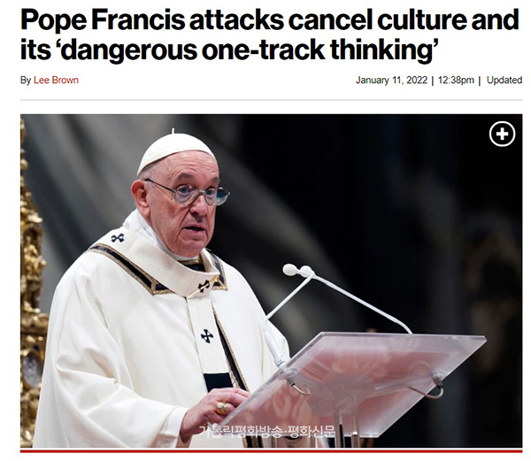 프란치스코 교황이 최근 반려동물과 '취소 문화'에 대해 언급한 것을 보도한 미국의 뉴욕타임스와 뉴욕포스트(온라인판).