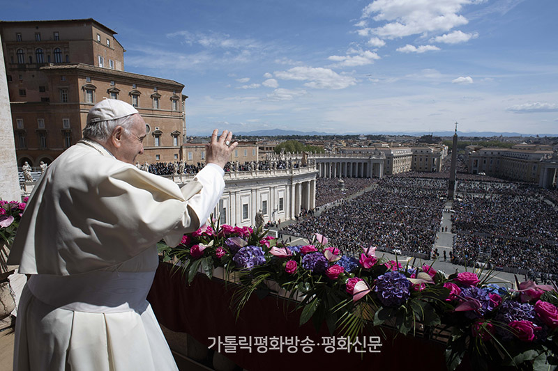 프란치스코 교황이 4월 17일 주님 부활 대축일, 성 베드로 대성전 중앙 발코니에 나와 광장을 가득 메운 순례자들에게 손을 흔들어 인사하고 있다.   CNS자료사진 