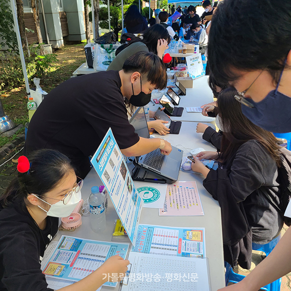 제7회 서울시 청소년 어울림마당에서 청소년들이 부스활동에 참여하고 있다. 시립보라매청소년센터 제공 