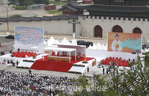 시복과 시성은 해당 지역 교회와 교황청의 엄격한 심사 과정을 거쳐 진행된다. 사진은  2014년 8월 16일 서울 광화문에서 프란치스코 교황 주례로 열린 한국 교회 124위 시복식.  