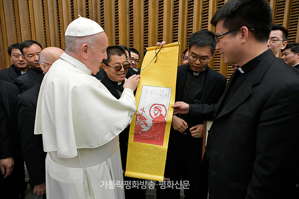 									프란치스코 교황이 2019년 12월 교황청립 우르바노대학교에서 수학 중인 중국 신부와 신학생들을 만나고 있다.  【CNS 자료 사진】 								