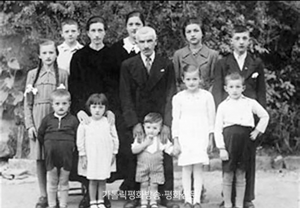 									어린 시절의 안젤로 쥬세페 론칼리가 가족들과 함께 기념 촬영을 하고 있다. 사진 뒷줄 오른쪽 끝에 서 있는 인물이 안젤로 쥬세페 론칼리, 훗날의 성 요한 23세 교황이다. 								
