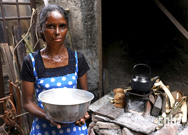 									국가 부도 이후 심각한 경제난으로 스리랑카 국민 전체가 생필품과 연료를 얻기 매우 어려운 상황에 놓였다. 사진은 한 여성이 어렵게 끼니를 만드는 모습.  CNS 								