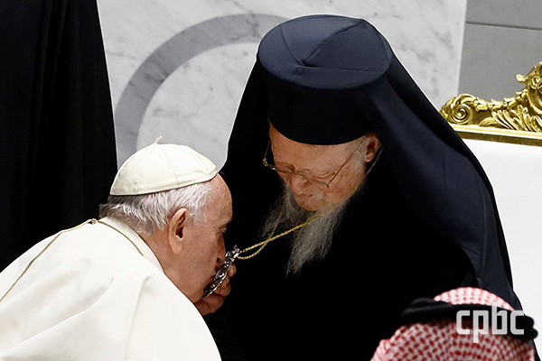 									프란치스코 교황이 지난 11월 4일 바레인에서 동방 정교회를 대표하는 바르톨로메오 총대주교를 만나 그의 목걸이용 성상에 입을 맞추고 있다. CNS 자료사진 								