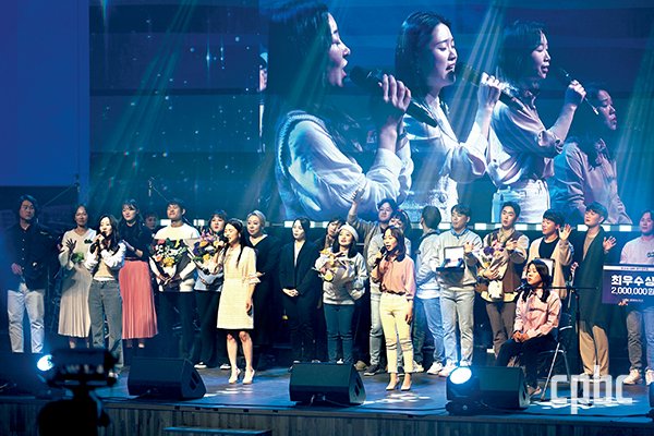 									제21회 CPBC창작성가제에서 대상을 수상한 서울대교구 ‘주하리랑’이 모든 출연진이 함께한 가운데 앵콜곡을 부르고 있다. 								