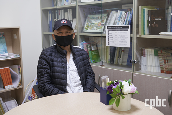 설암과 폐암을 앓고 있는 김승기씨는 40여 년간의 이민 생활을 접고 유일하게 그의 치료를 위해 받아준 국립암센터에서 홀로 암투병을 하고 있다.
