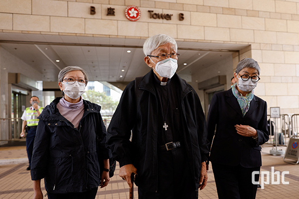 조셉 젠 추기경과 민주 활동가들이 11월 25일 벌금형을 선고받고 법정을 빠져나오고 있다. 홍콩=CNS