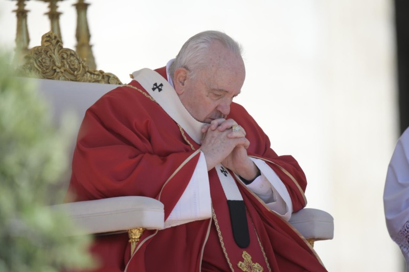 프란치스코 교황이 10일(현지시간) 바티칸 성 베드로 광장에서 주님 수난 성지 주일 미사를 봉헌하며, 기도하고 있다.
