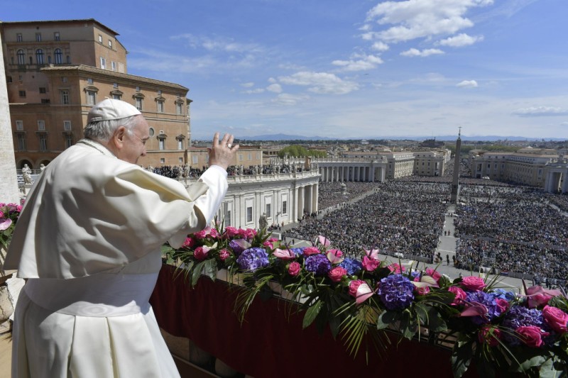 프란치스코 교황이 17일(현지시간) 바티칸 성 베드로 대성전 중앙 발코니에서 우르비 엣 오르비를 발표하고, 축복하고 있다.