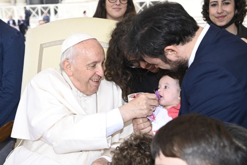 프란치스코 교황이 4일(현지시간) 일반알현이 끝난 뒤 어린 아이를 바라보며 미소짓고 있다.