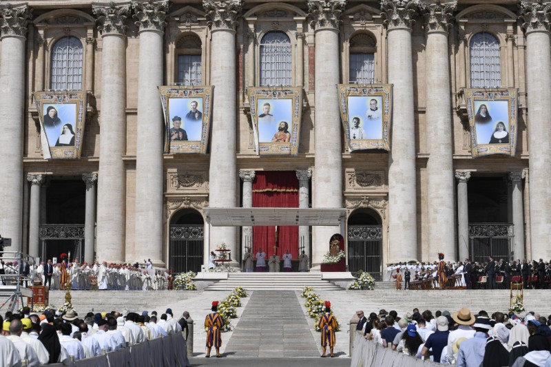 15일(현지시간) 바티칸 성 베드로 광장에서 샤를 드 푸코 성인 등 10위 성인 시성식이 거행되고 있다.