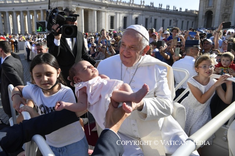프란치스코 교황이 25일(현지시간) 바티칸 성 베드로 광장에서 아이들과 인사를 나누고 있다. (사진=바티칸 뉴스)