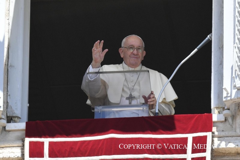 프란치스코 교황이 10일(현지시간) 바티칸 성 베드로 광장에 모인 순례객들에게 손을 들어 인사하고 있다. (사진=바티칸 뉴스)