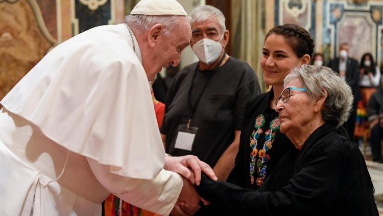 프란치스코 교황이 지난 4월 바티칸으로 캐나다 원주민을 초청해 인사를 나누고 있다. (사진=바티칸 뉴스)
