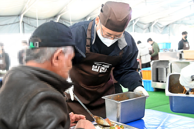 서울대교구장 정순택 대주교가 13일 제6차 세계 가난한 이의 날을 맞아 서울 중구 명동밥집에서 배식 봉사에 나섰다.