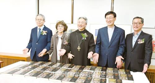 
									분도출판사 창립 60주년 기념식 후, 박현동 아빠스를 비롯한 한국교부학연구회 회원들이 17년 만에 완간한 「교부들의 성경 주해」를 자랑스럽게 소개하고 있다. 
								