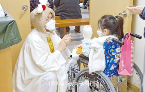 
									김지형 신부가 2021년 12월 서울대병원에서 주님 성탄 대축일 미사에서 어린이 환자를 위해 기도하고 있다.  김지형 신부 제공 
								