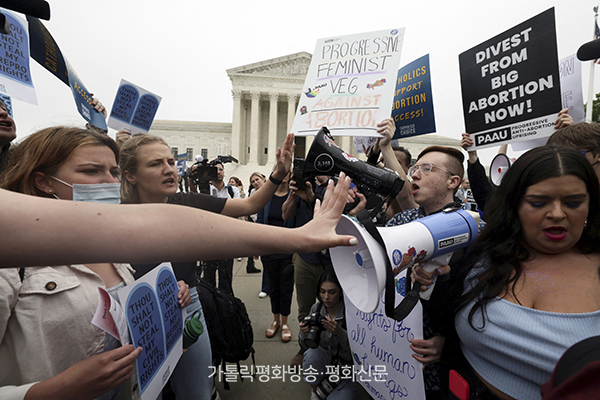 									낙태법 찬성론자와 반대론자들이 미국 워싱턴 연방대법원 앞에서 시위를 벌이고 있다.  【CNS】 								