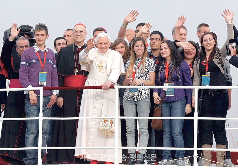 									2010년 4월 몰타 휴양도시 플로리아나에서 열린 젊은이들과의 만남을 앞두고 교황 베네딕토 16세가 몰타 수도 발레타의 뗏목배 선상에서 젊은이들과 만나 손을 흔들며 기념사진을 촬영하고 있다. 【CNS 자료 사진】 								