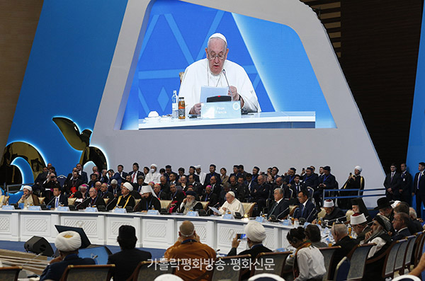 									프란치스코 교황이 14일 제7차 세계·전통종교지도자대회 개막식에서 연설하고 있다. 【누르술탄(카자흐스탄)=CNS】 								