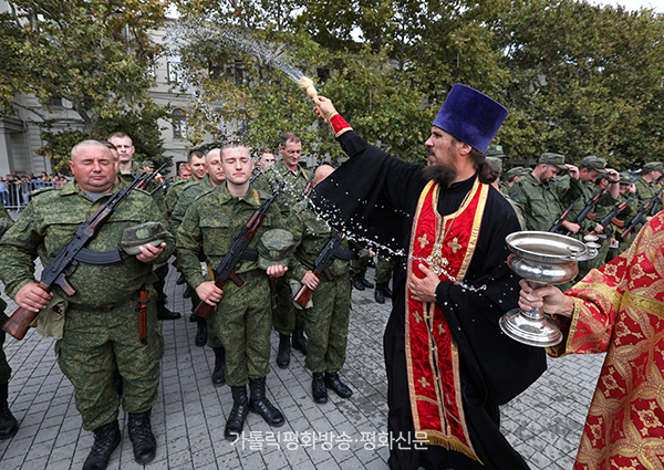 러시아 정교회 신부가 9월 27일 크름반도 세바스토폴에서 징집된 러시아 예비군들을 축복하고 있다. CNS 