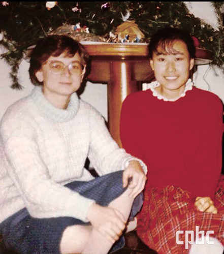 									로마 우르바노대학 재학시절에 친구 안토넬라(왼쪽)와 성탄나무와 구유 아래에서 함께한 필자. 								